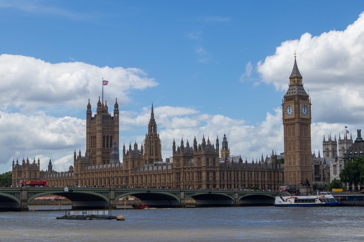 More than 600,000 households receive benefits above average earnings ...